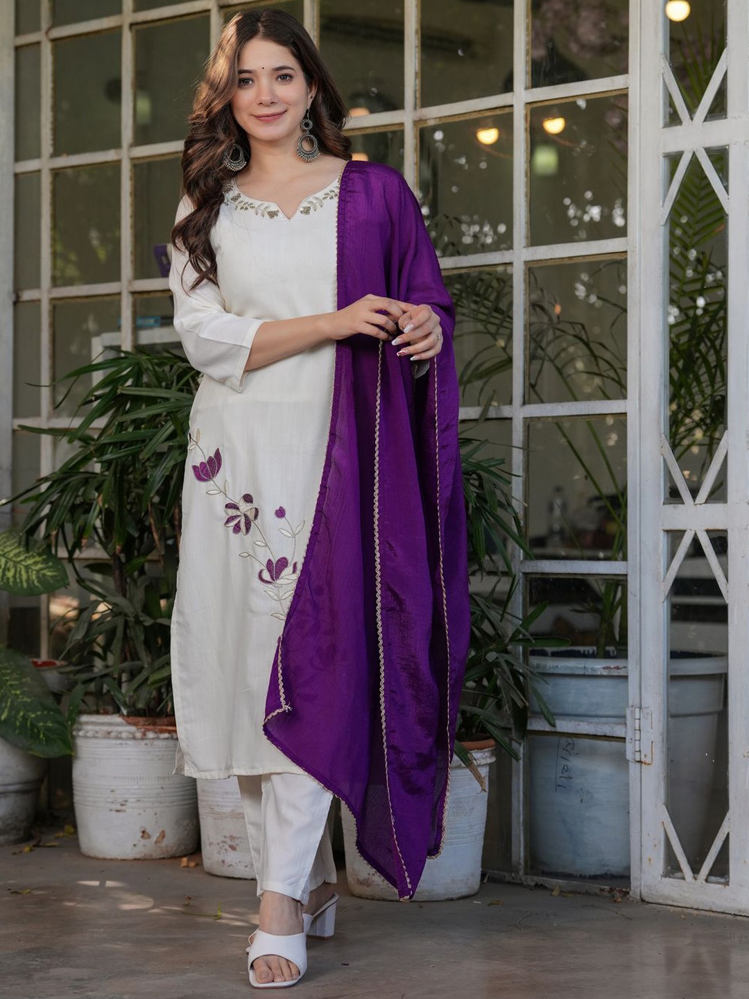 

REALLTREND Notch-Neck Floral Embroidered Straight Kurta With Trousers And Dupatta, Off white