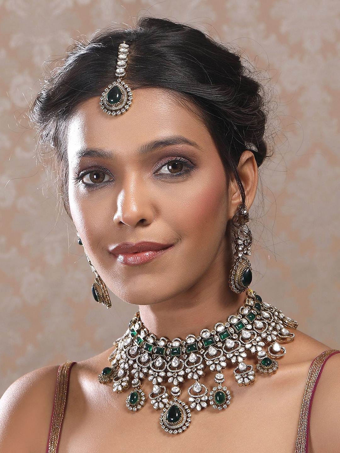 

AURAA TRENDS Gold-Plated Kundan-Studded & Beaded Jewellery Set