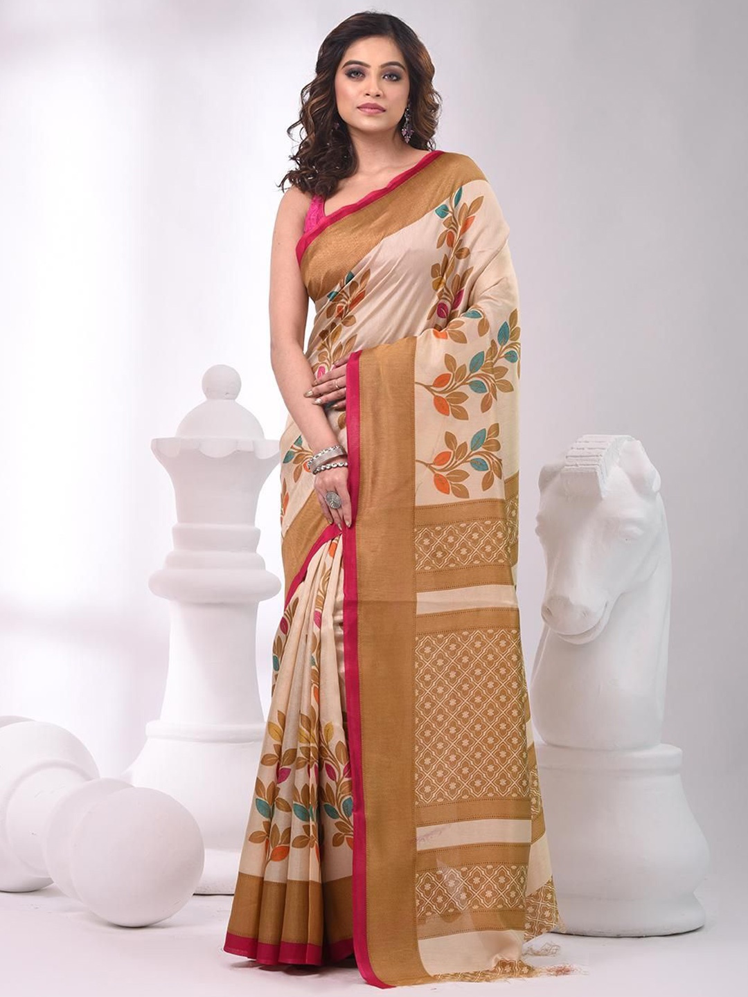 

VIBHAVARI Ethnic Motifs Zari Silk Blend Saree, Beige