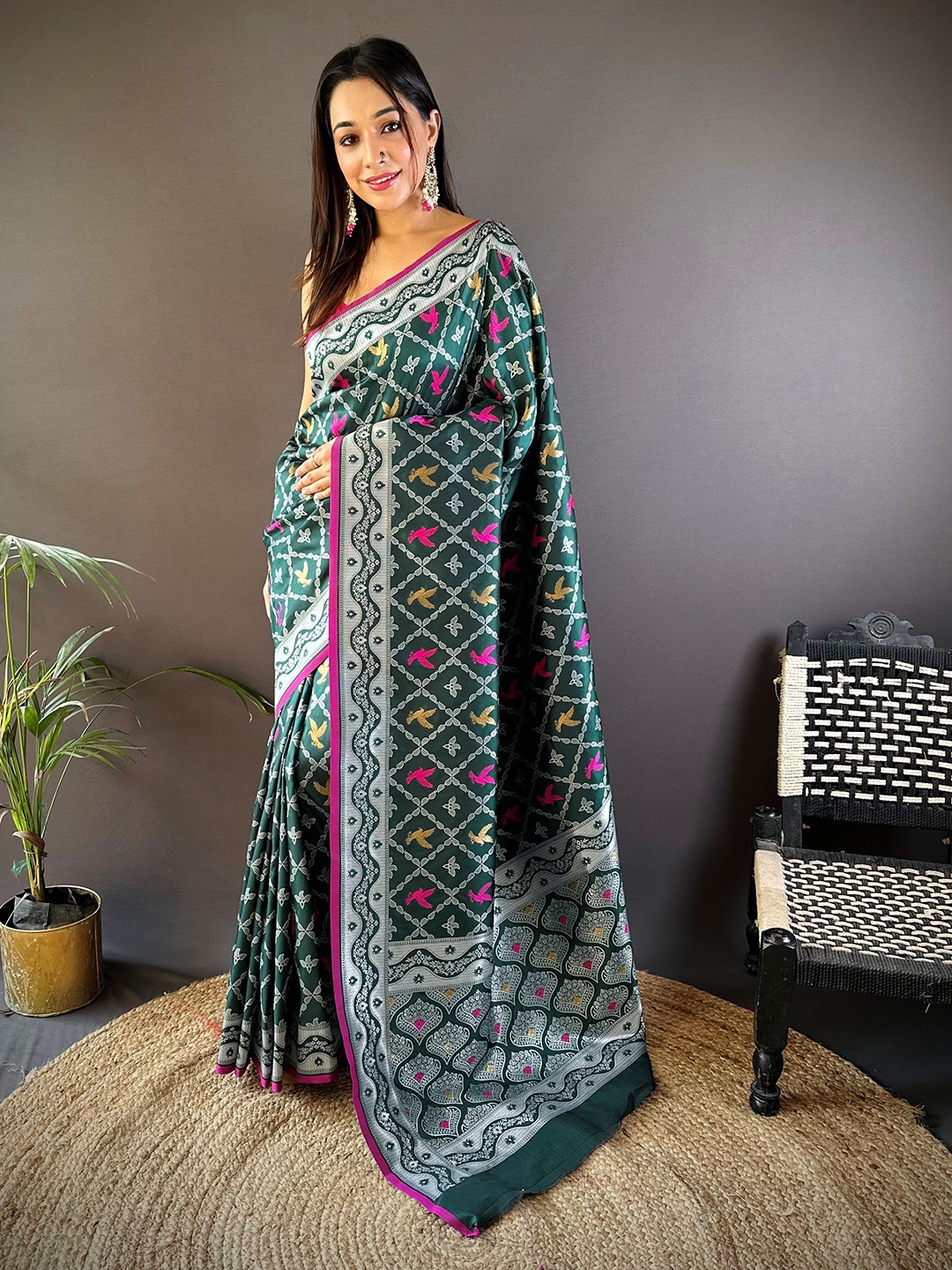 

HEER FASHION Woven Design Zari Saree, Green