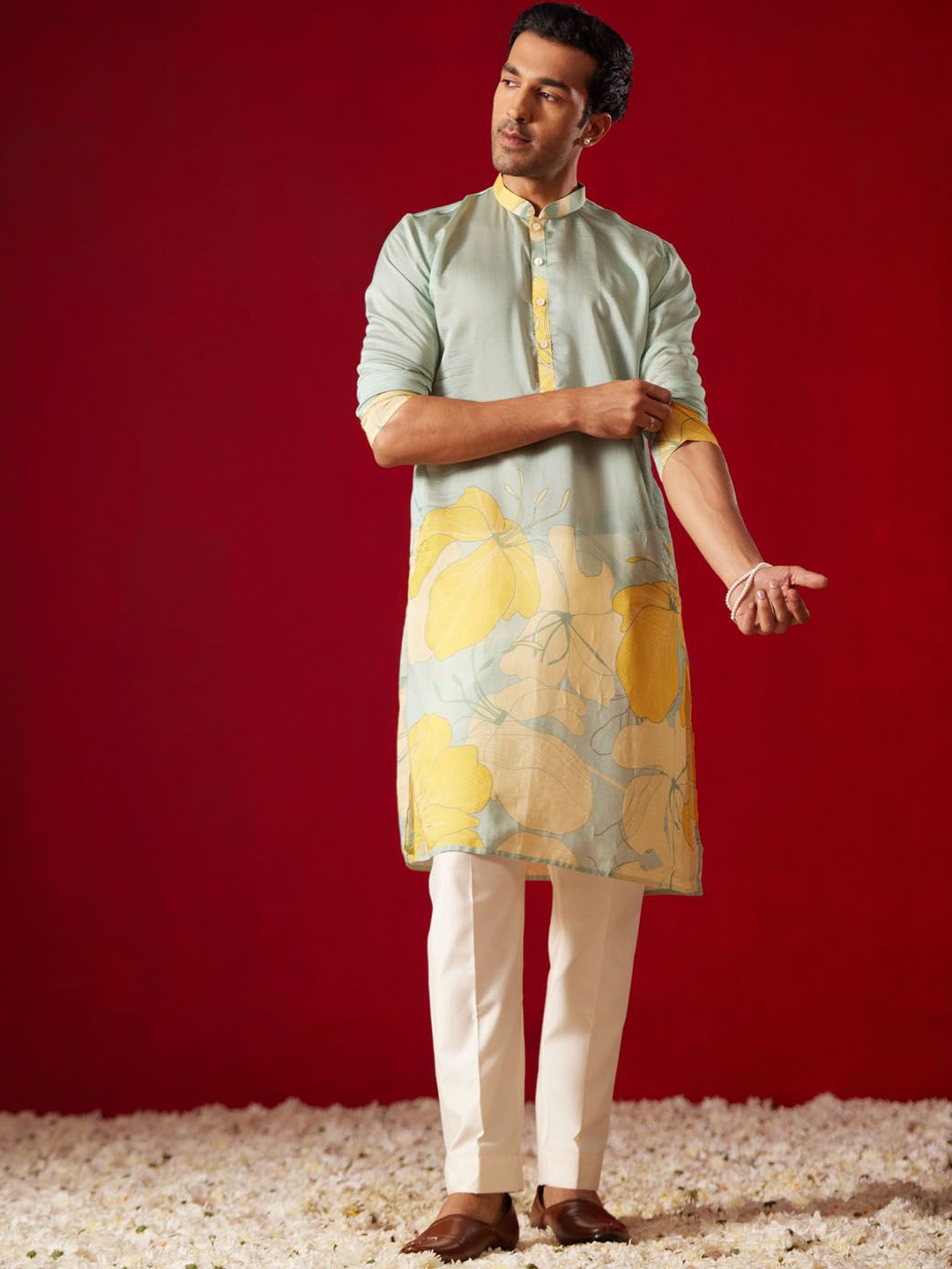 

VASTRAMAY Floral Printed Mandarin Collar Straight Kurta With Trousers, Yellow