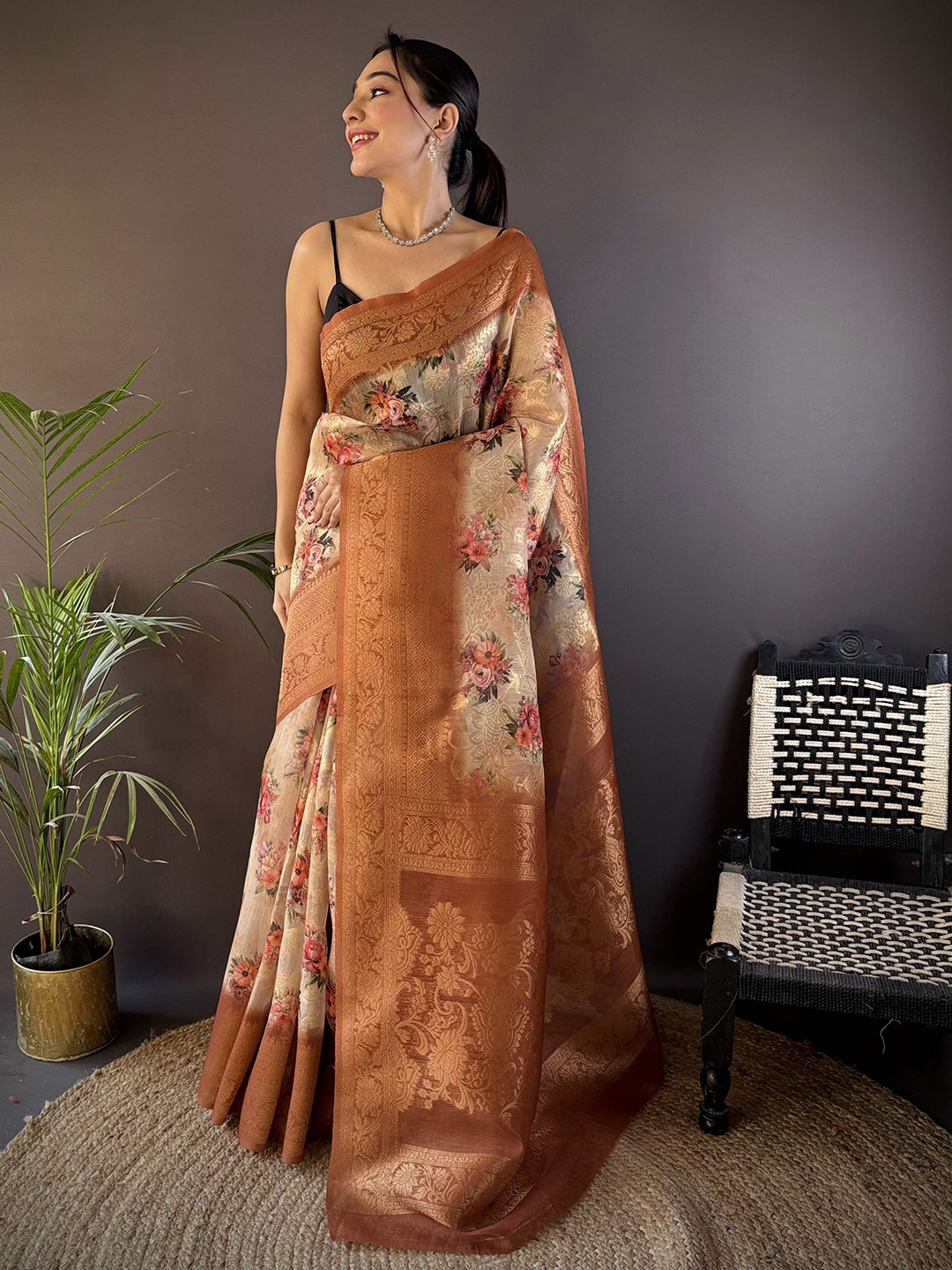 

HEER FASHION Woven Design Floral Zari Saree, Brown