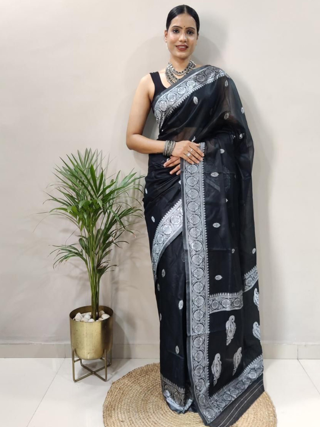 

bansari textiles Woven Design Zari Kanjeevaram Saree, Black