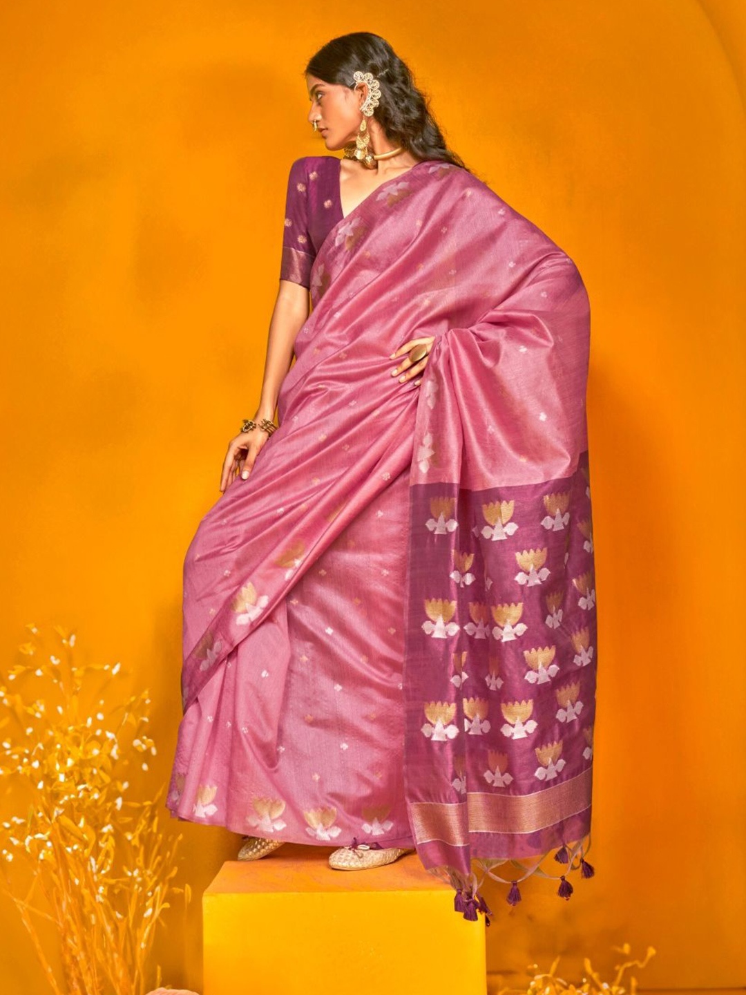 

DEVATITHI Woven Design Silk Blend Saree, Pink