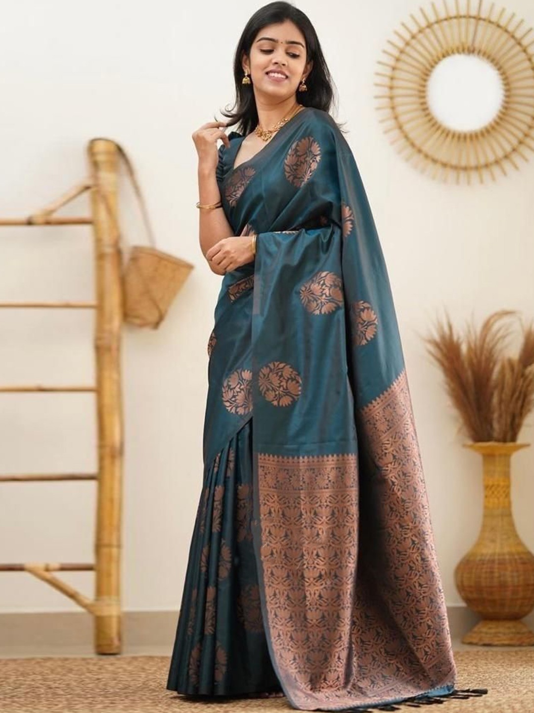 

bansari textiles Ethnic Motifs Zari Pure Silk Kanjeevaram Saree, Blue
