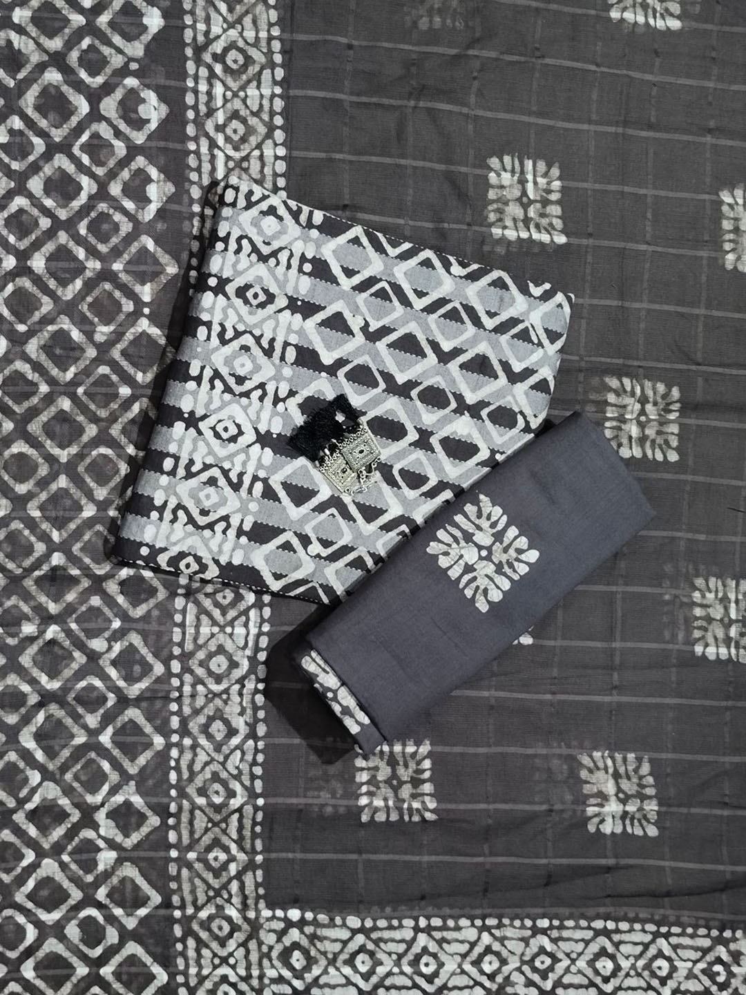 

Farooq Dyeing Geometric Printed Pure Cotton Unstitched Dress Material, Grey
