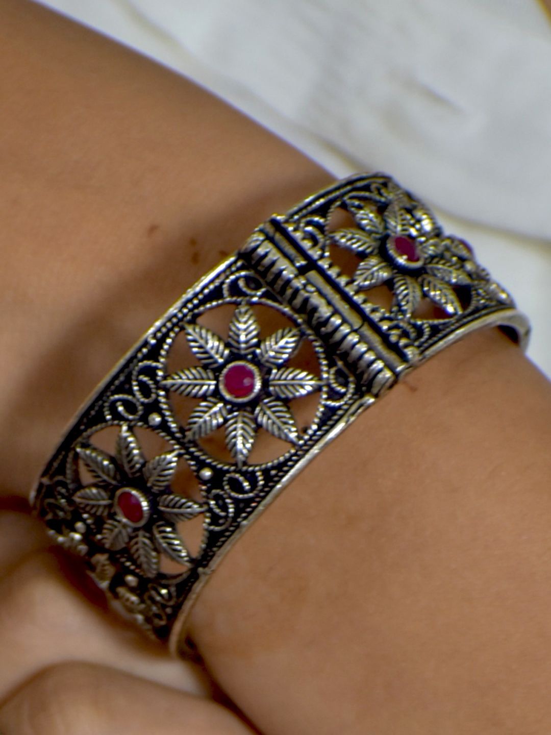 

TISHUL JEWELS Silver-Plated Stone-Studded Oxidised Bangles