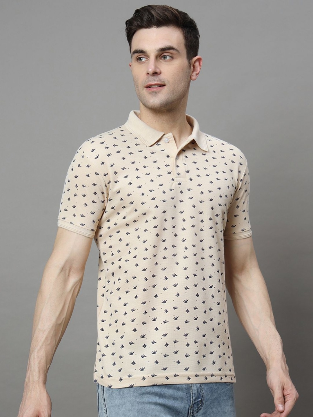 

HUSHBUCKS Men Printed Polo Collar Applique T-shirt, Cream