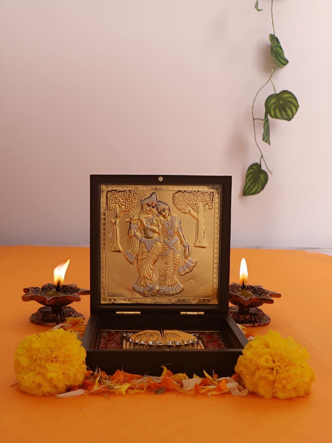 

INTERNATIONAL GIFT Gold-Toned Lord Krishna And Goddess Radhika Religious Idol Showpiece