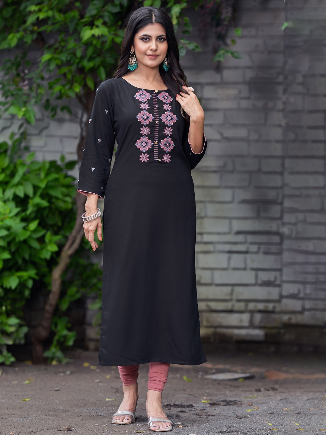 

MITTOO Ethnic Motifs Yoke Design Round Neck Thread Work Kurta, Black