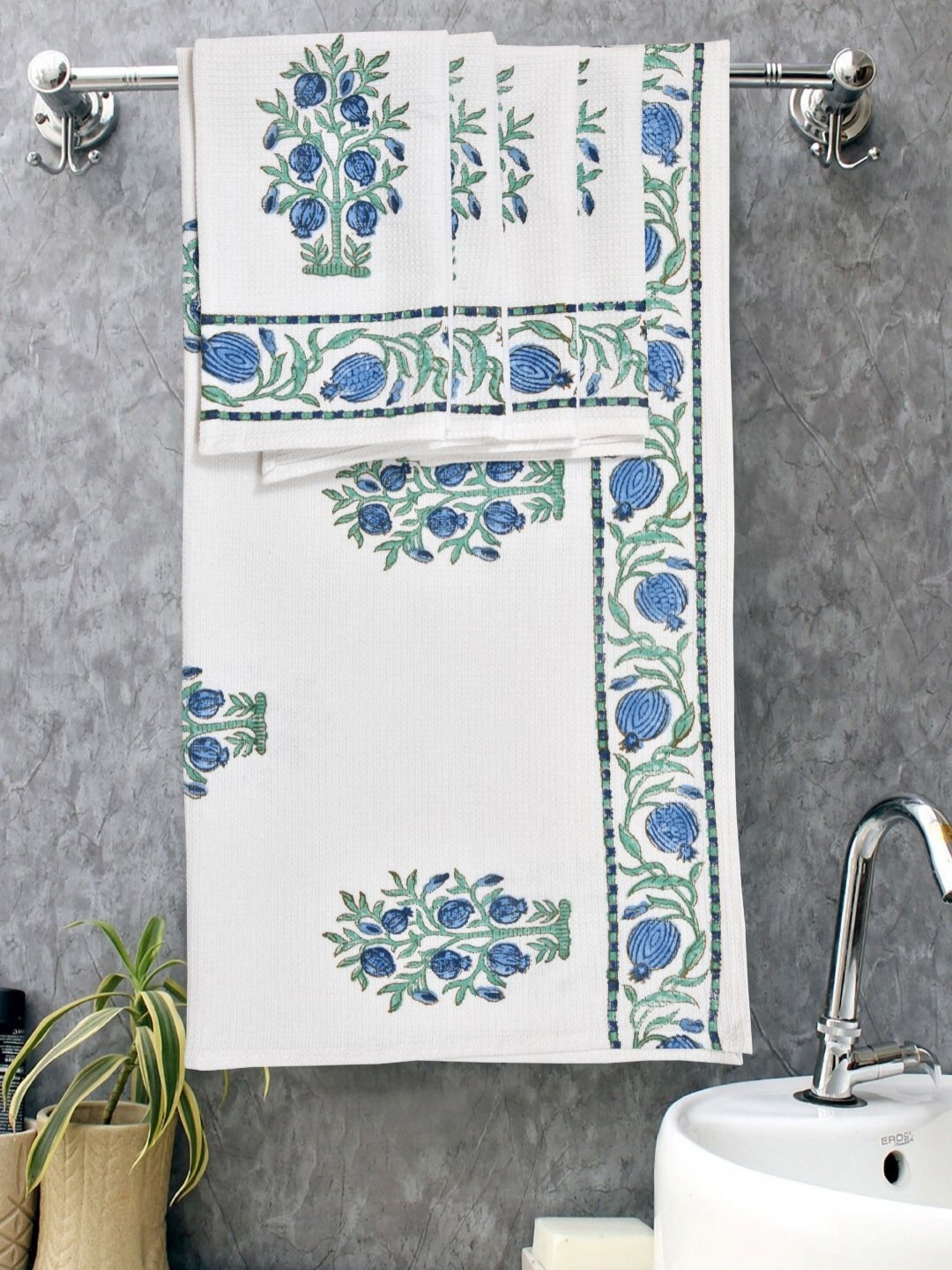 

Myntra Elegant Homes Green & White 5 Piece Printed Cotton 210 GSM Towel Set