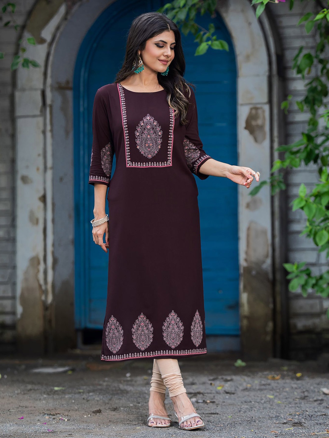 

MITTOO Yoke Design Thread Work Straight Kurta, Purple