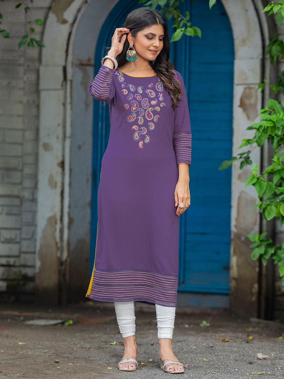 

MITTOO Yoke Design Thread Work Straight Kurta, Purple