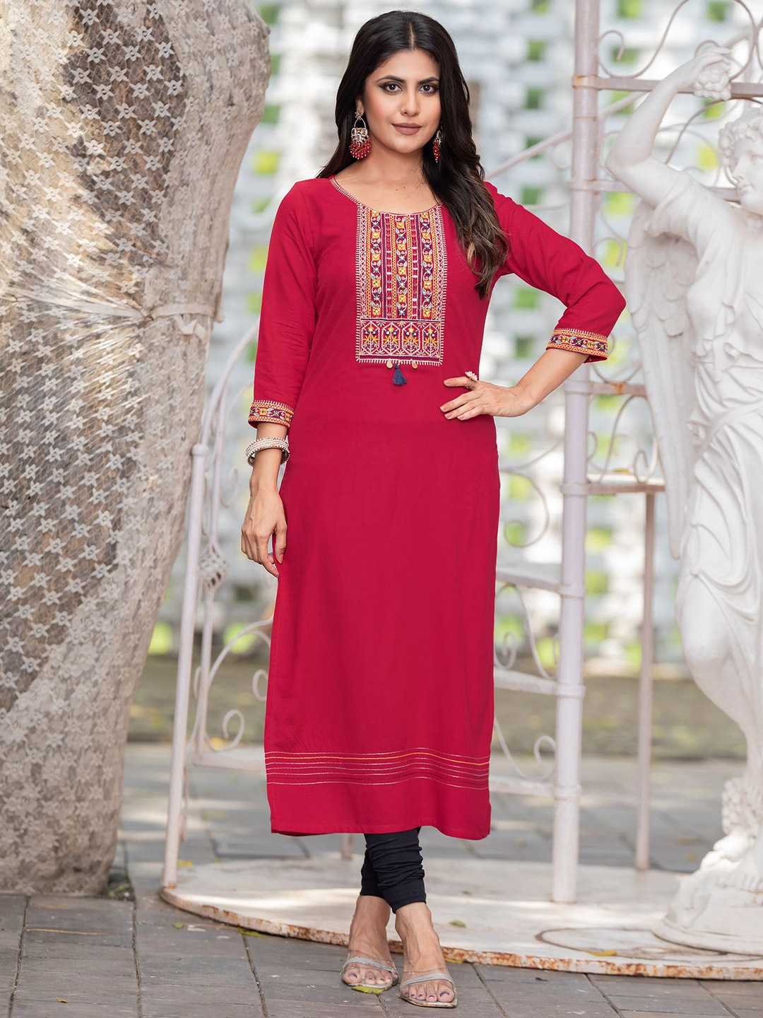 

MITTOO Yoke Design Thread Work Straight Kurta, Red