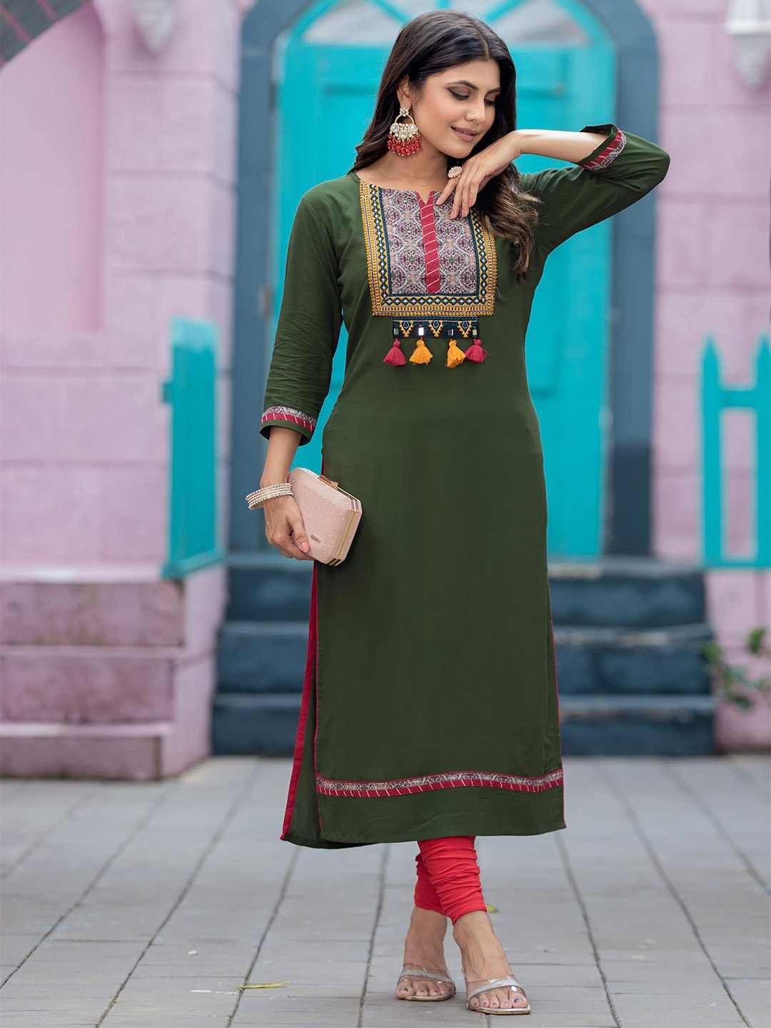 

MITTOO Ethnic Motifs Yoke Design Thread Work Straight Kurta, Green