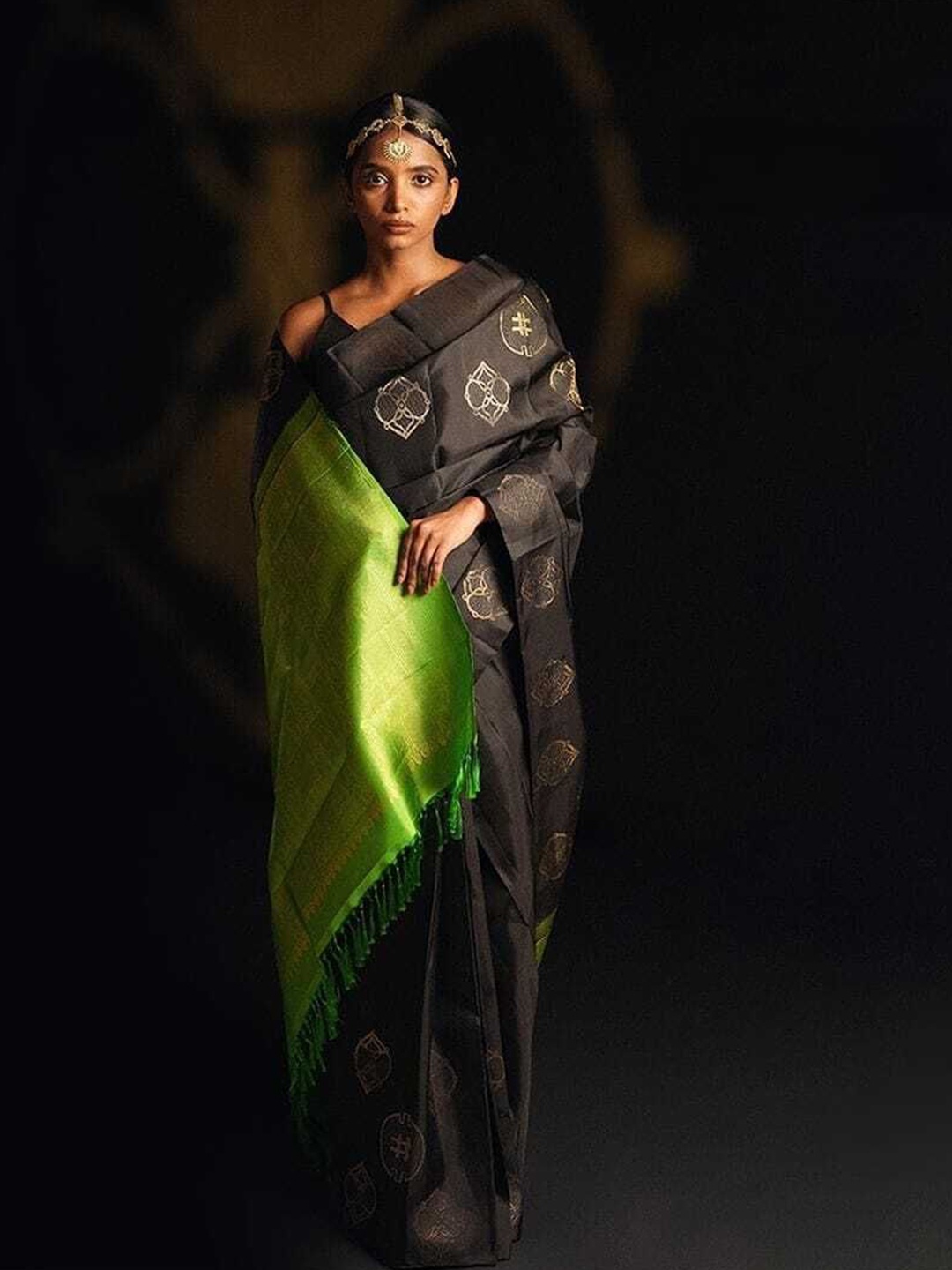 

bansari textiles Woven Design Zari Jute Silk Kanjeevaram Saree, Black