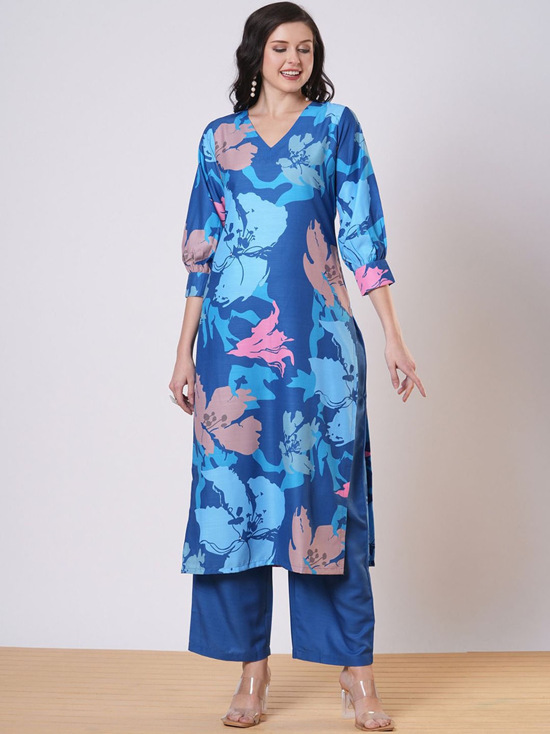 

GoSriKi Floral Printed V-Neck Straight Kurta With Trousers, Turquoise blue