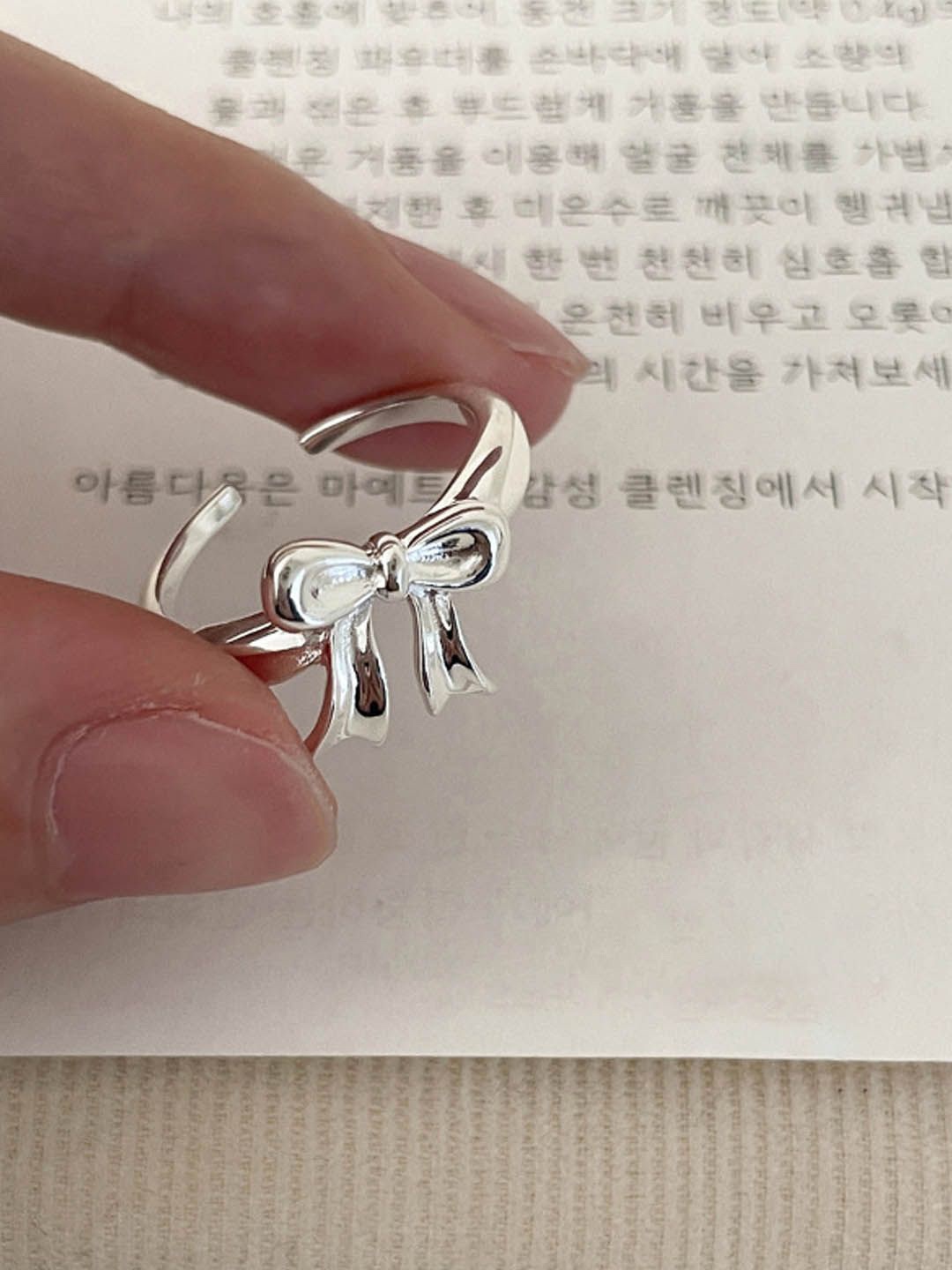 

StyleCast Elegant Silver-Toned Silver-Plated Bow Shaped Finger Ring
