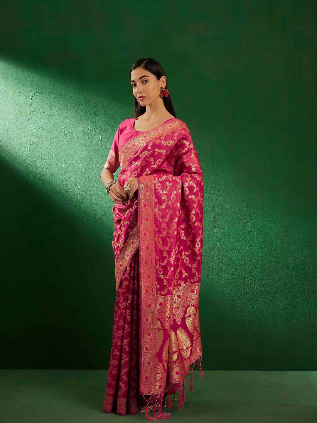 

DEVATITHI Woven Design Zari Banarasi Saree, Burgundy