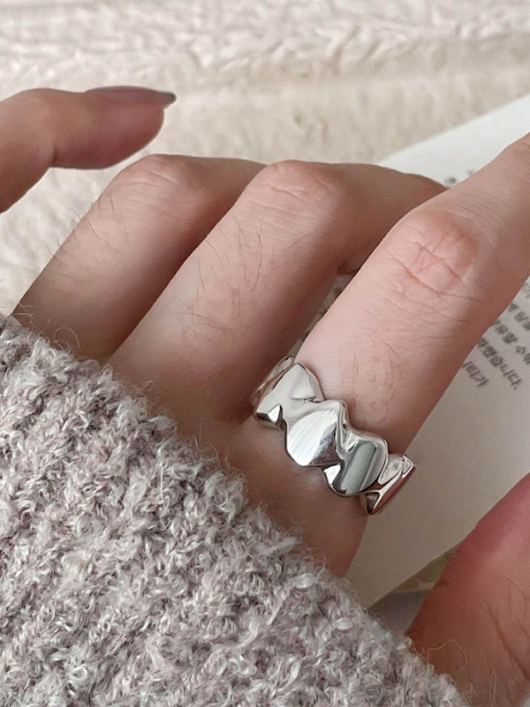 

StyleCast Elegant Silver-Toned Textured Finger Ring
