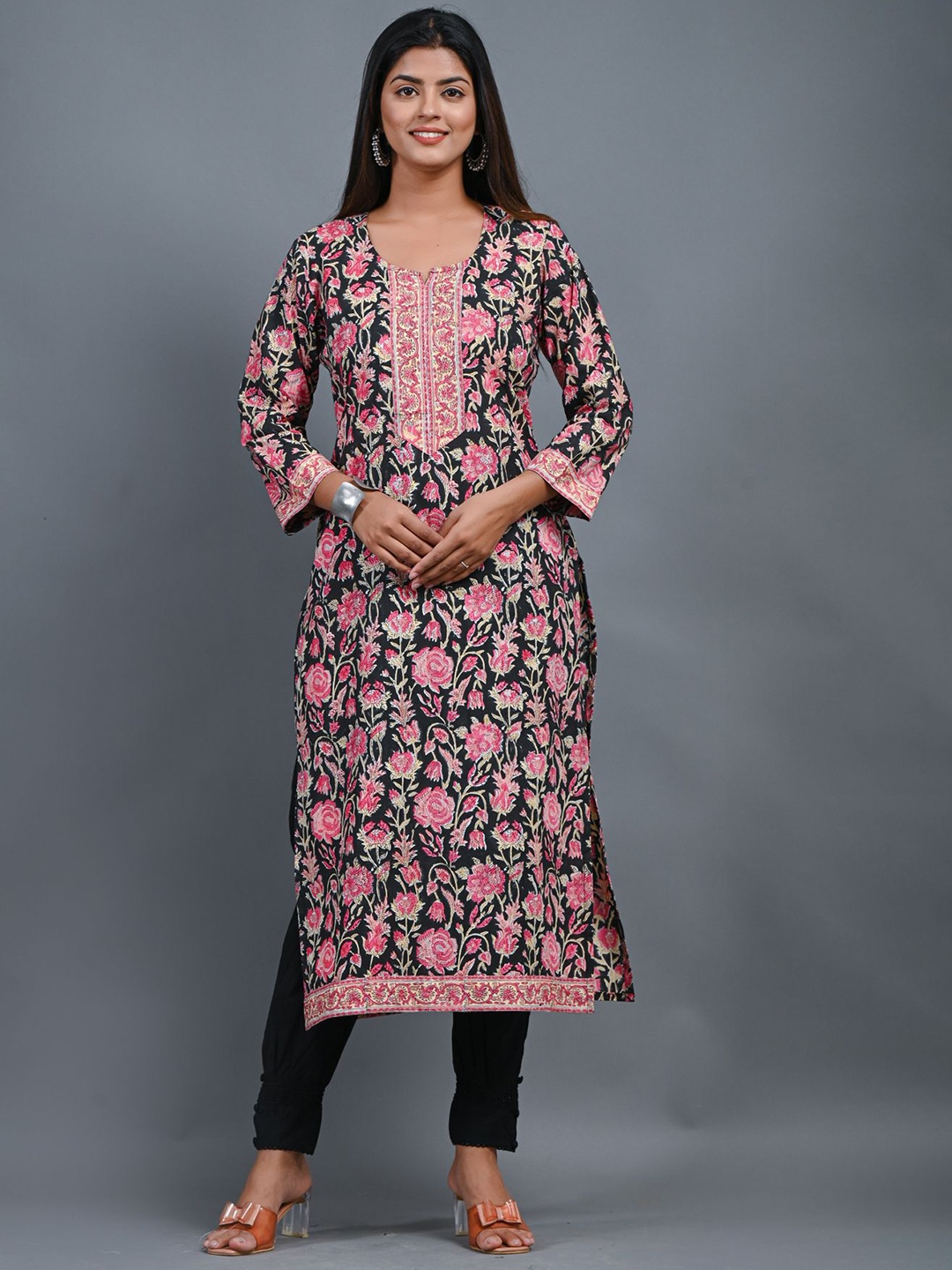 

Anootha Floral Printed Cotton Notch Neck Straight Kurta, Black