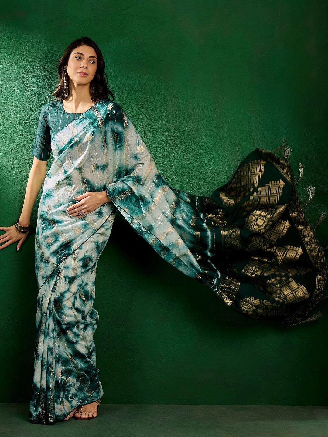 

DEVATITHI Woven Design Saree, White