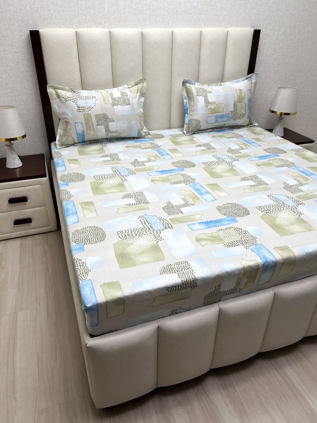 

Pure Decor White And Green Geometric Printed 220 TC Queen Bedsheet Set 2.28 m x 2.54 m