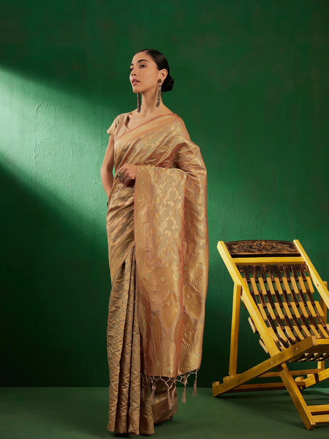 

DEVATITHI Woven Design Zari Beige Banarasi Silk Saree