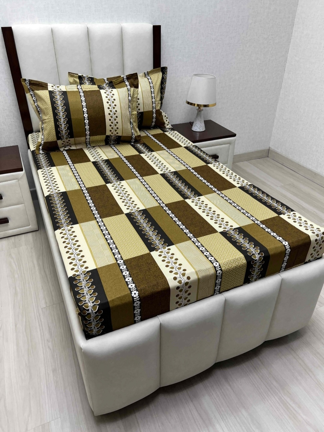 

Pure Decor Brown & White Floral 250 TC Single Bedsheet Set 1.73 m x 2.36 m