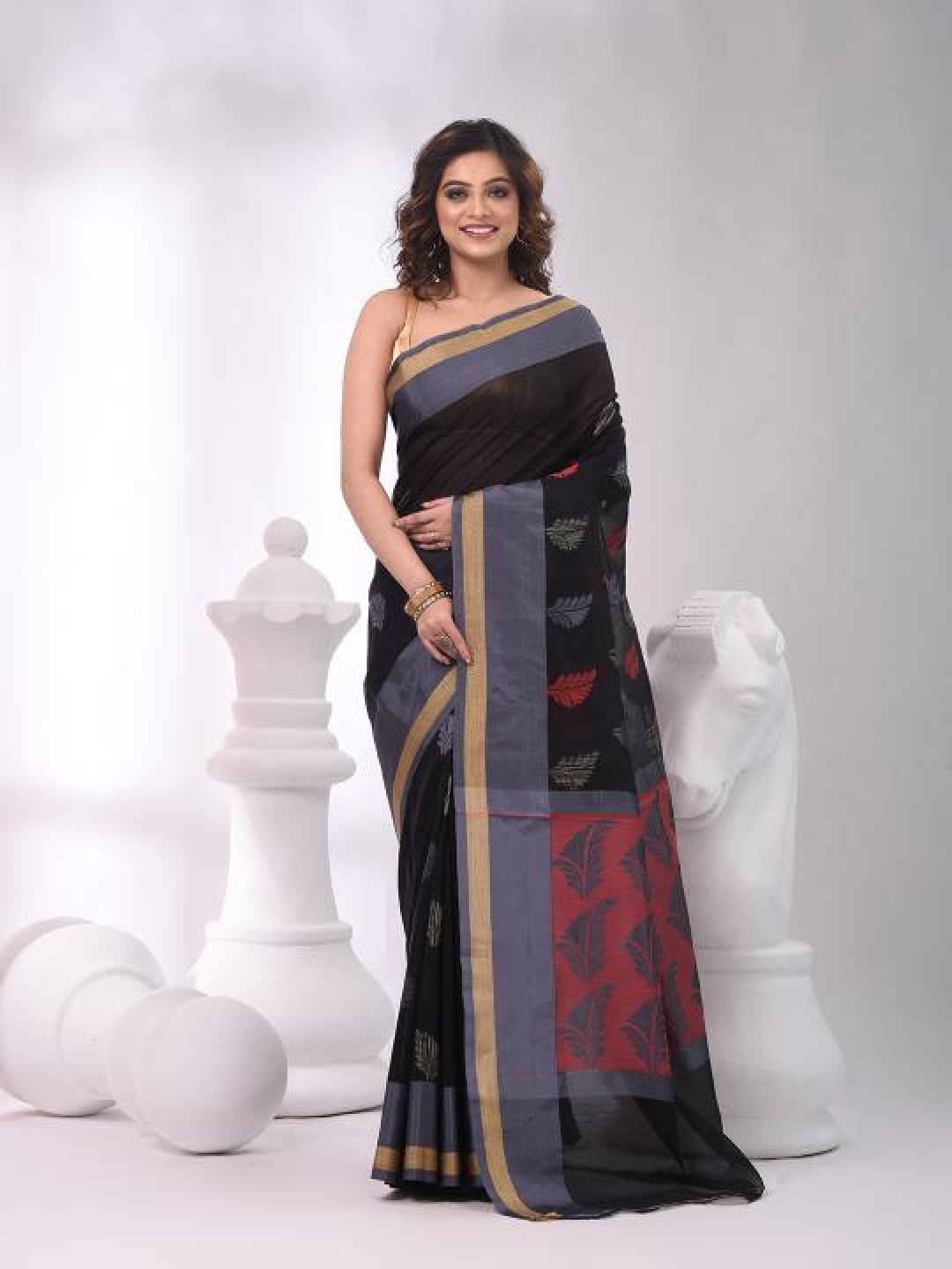 

VIBHAVARI Woven Design Zari Saree, Black