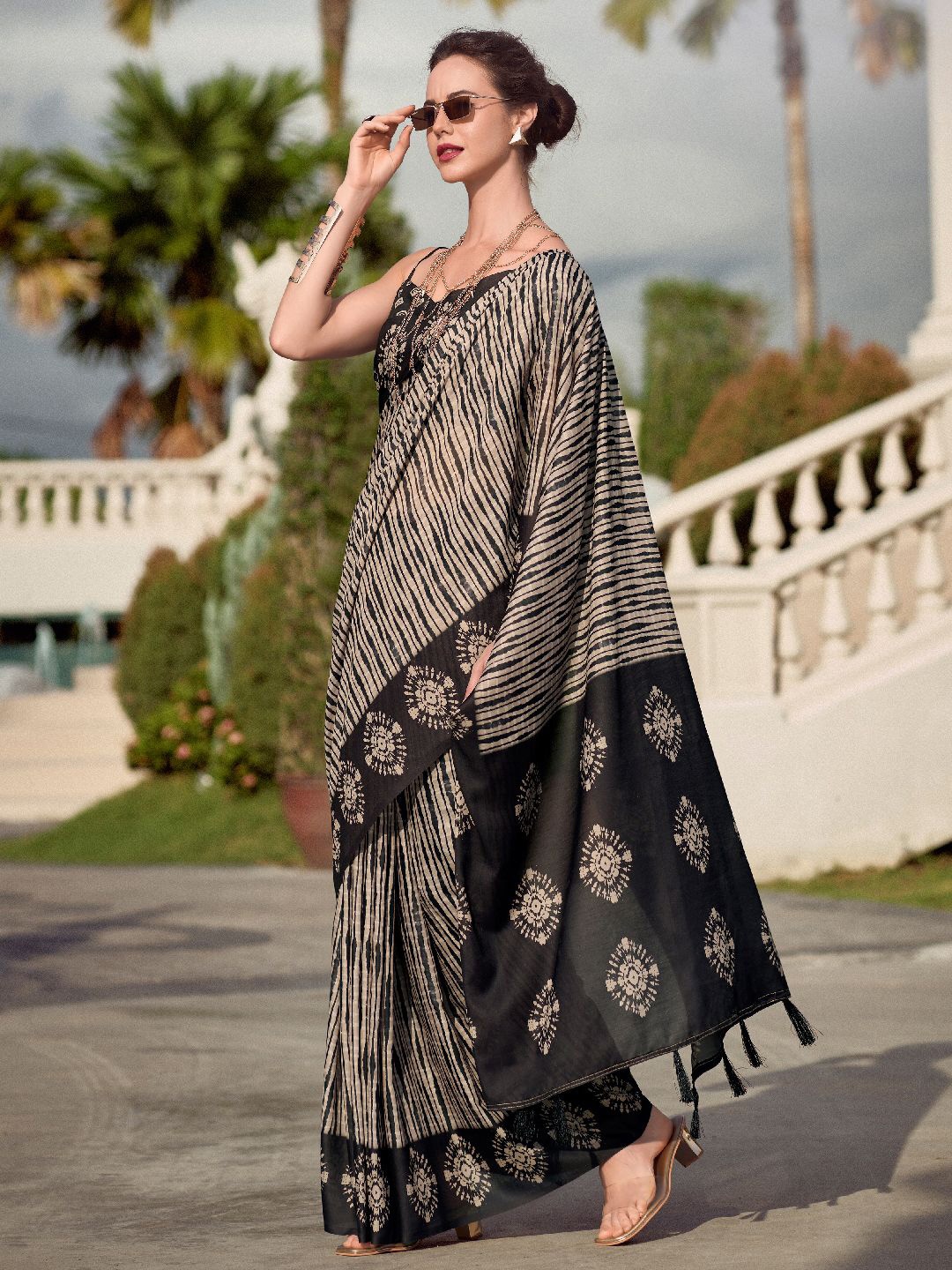 

Mitera Tie and Dye Dyed Saree with Blouse Piece, Black