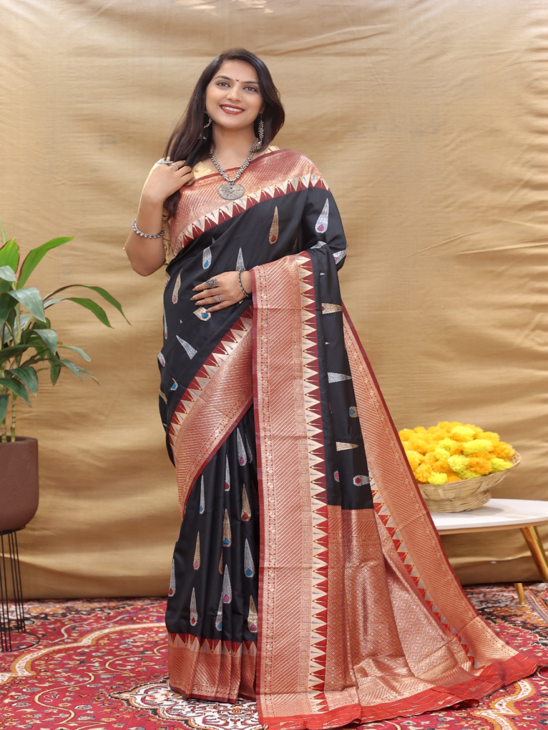 

amirat Woven Design Zari Pure Silk Banarasi Saree, Black