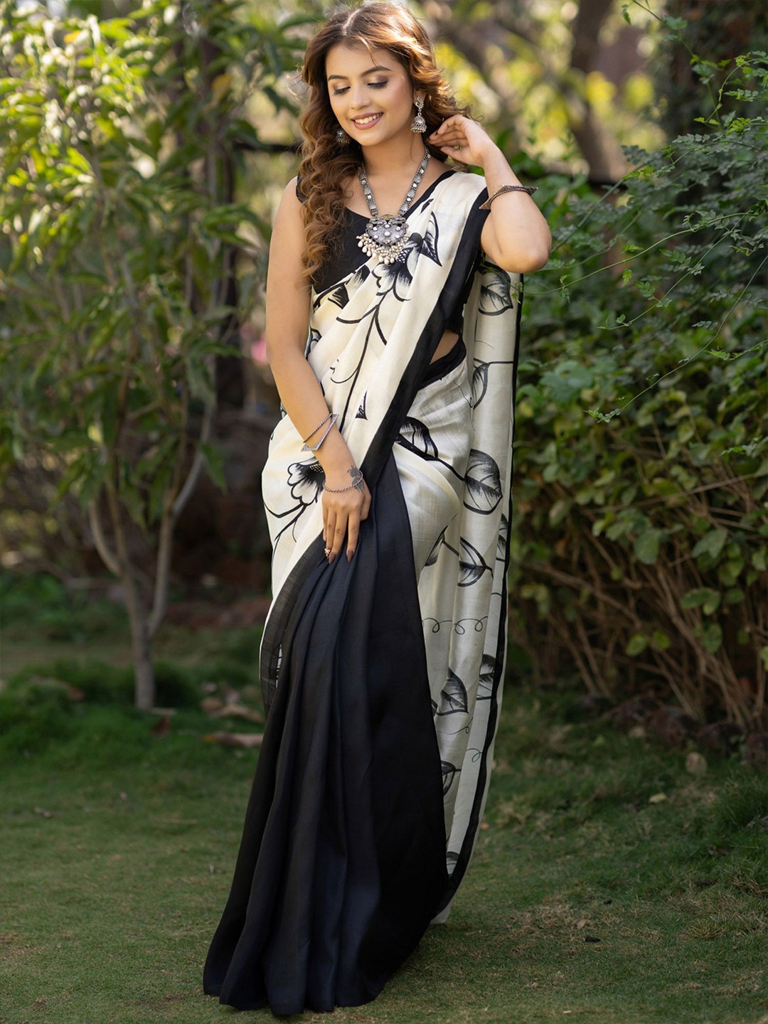 

Prasam Floral Printed Pure Silk Murshidabad silk Saree, Black