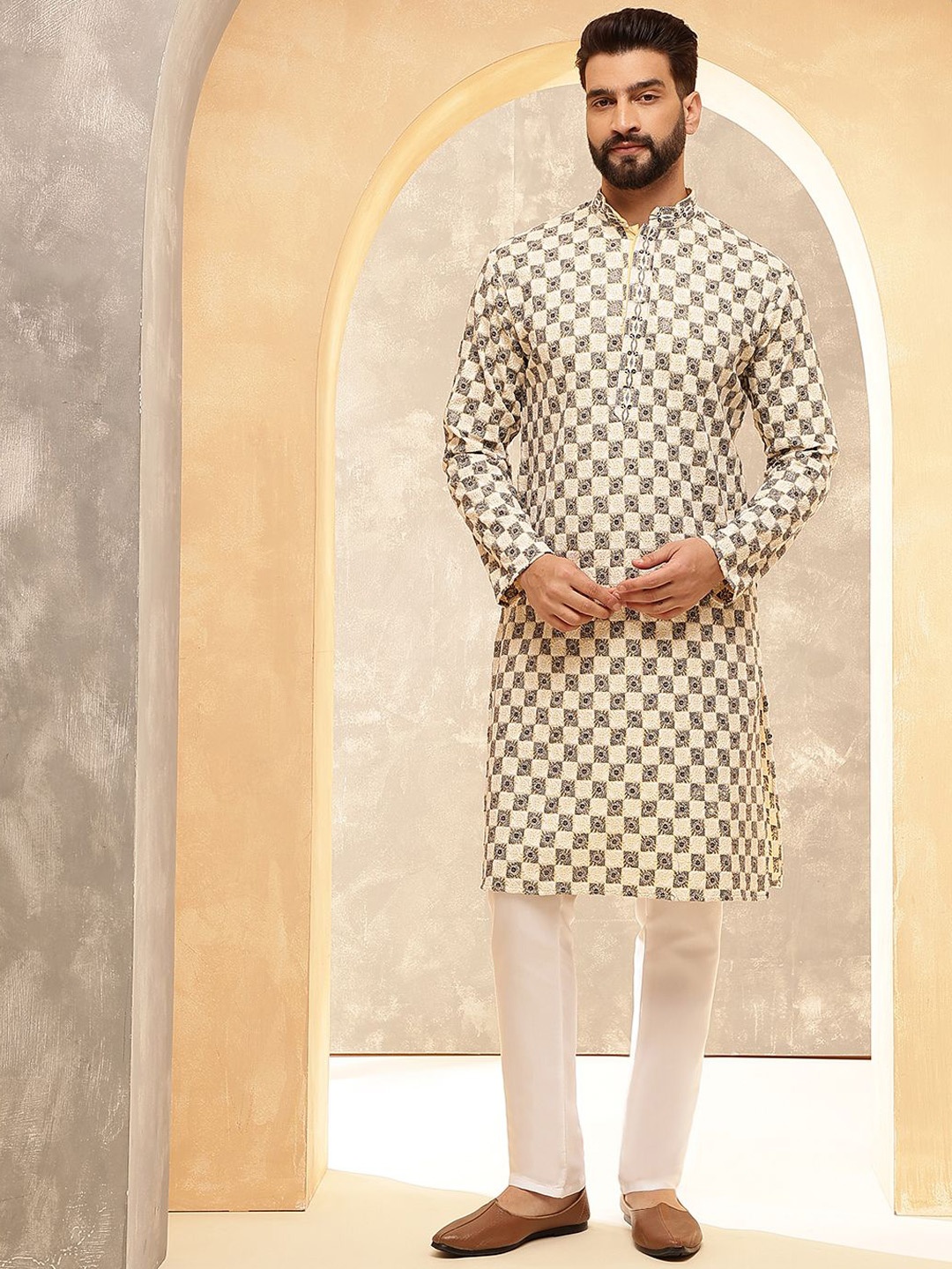 

SOJANYA Men Geometric Embroidered Thread Work Kurta, Beige