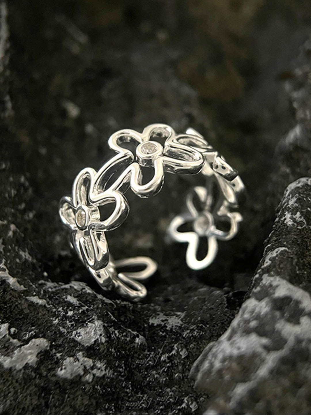 

StyleCast Elegant Silver-Plated Floral Shaped Finger Ring