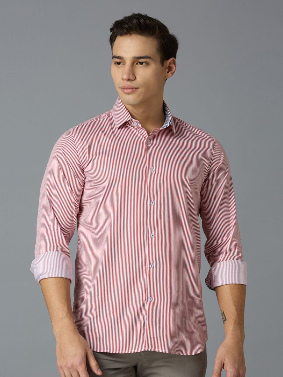 

Reid & Taylor Men Slim Fit Opaque Striped Casual Shirt, Red