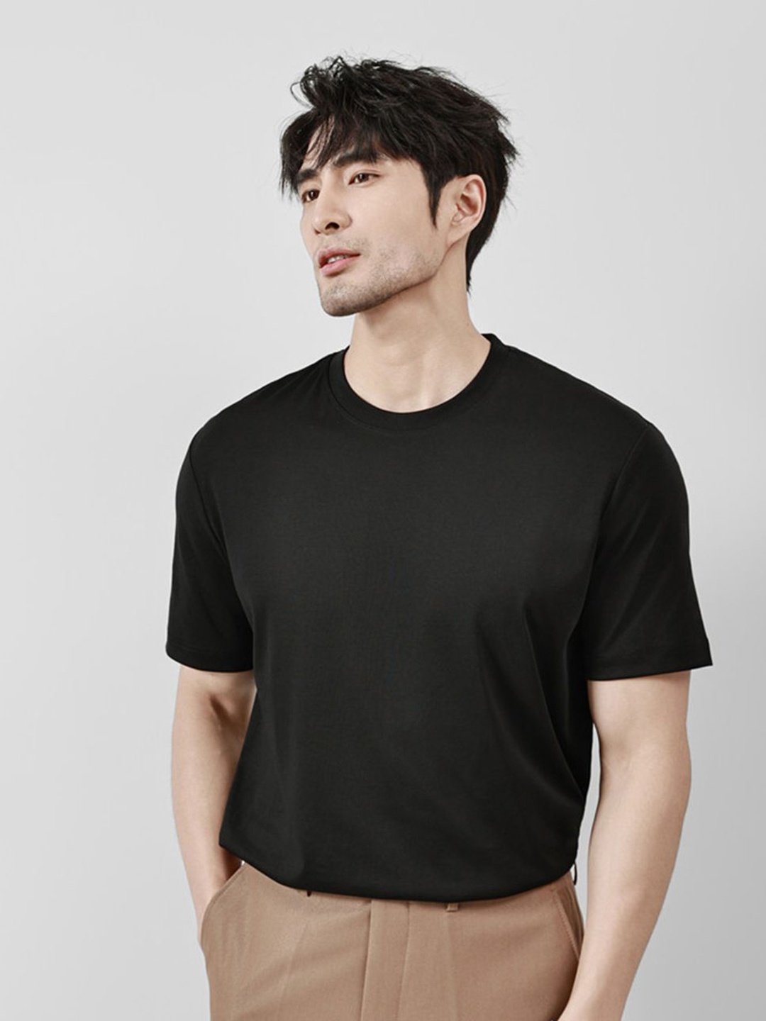 

madfrog Men Solid Round Neck Cotton T-shirt, Black