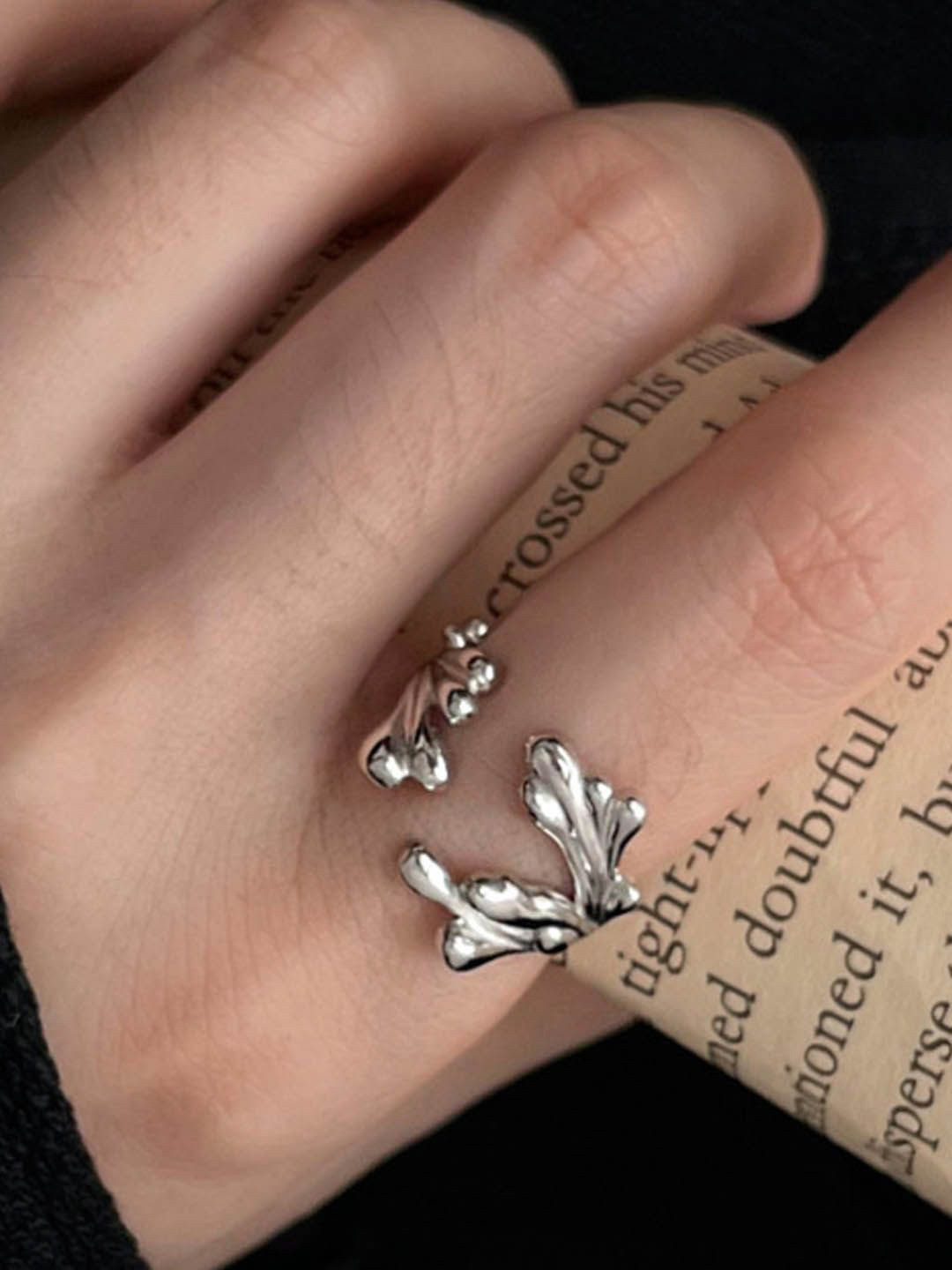 

StyleCast Elegant Silver-Plated Silver-Toned Contemporary Shaped Finger Ring