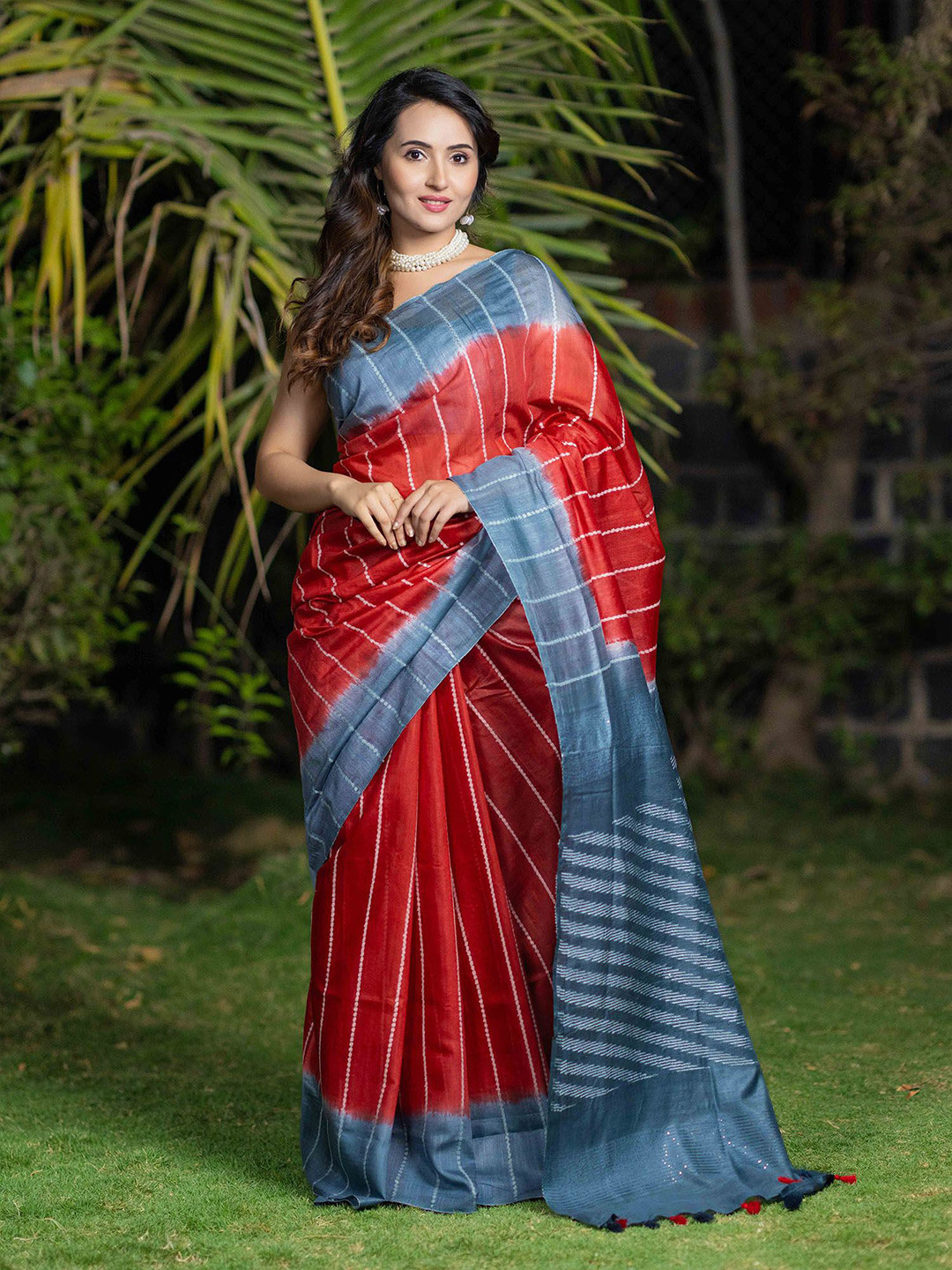 

Prasam Striped Printed Saree, Red