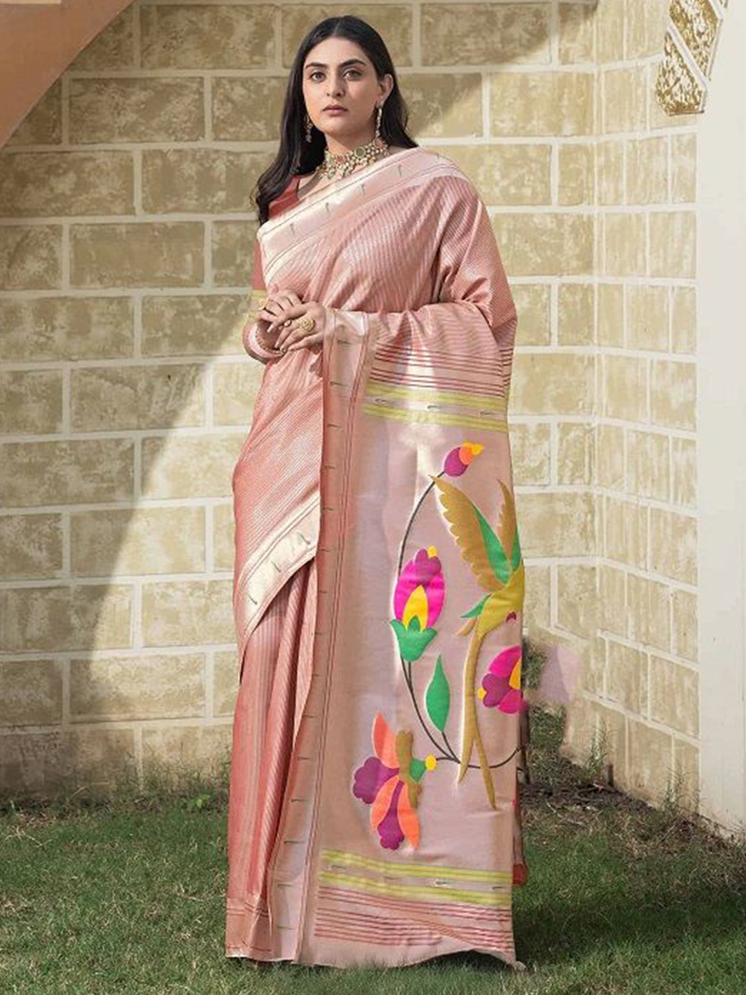 

sareyavella Woven Design Zari Silk Blend Paithani Saree, Maroon