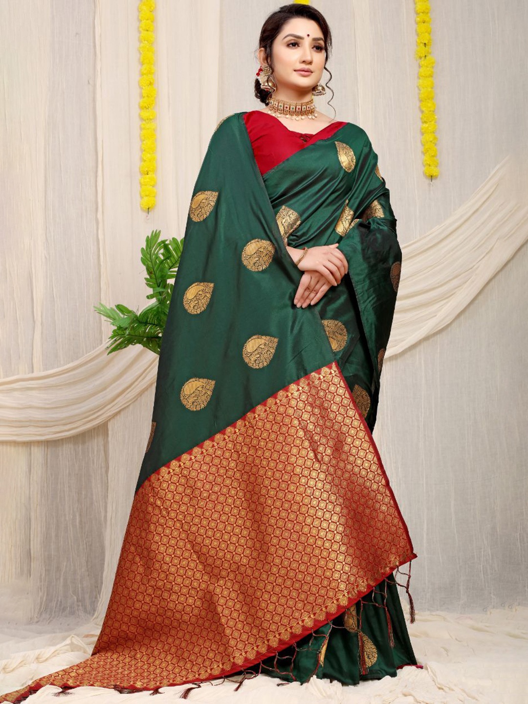 

amirat Woven Design Zari Pure Silk Banarasi Saree, Green