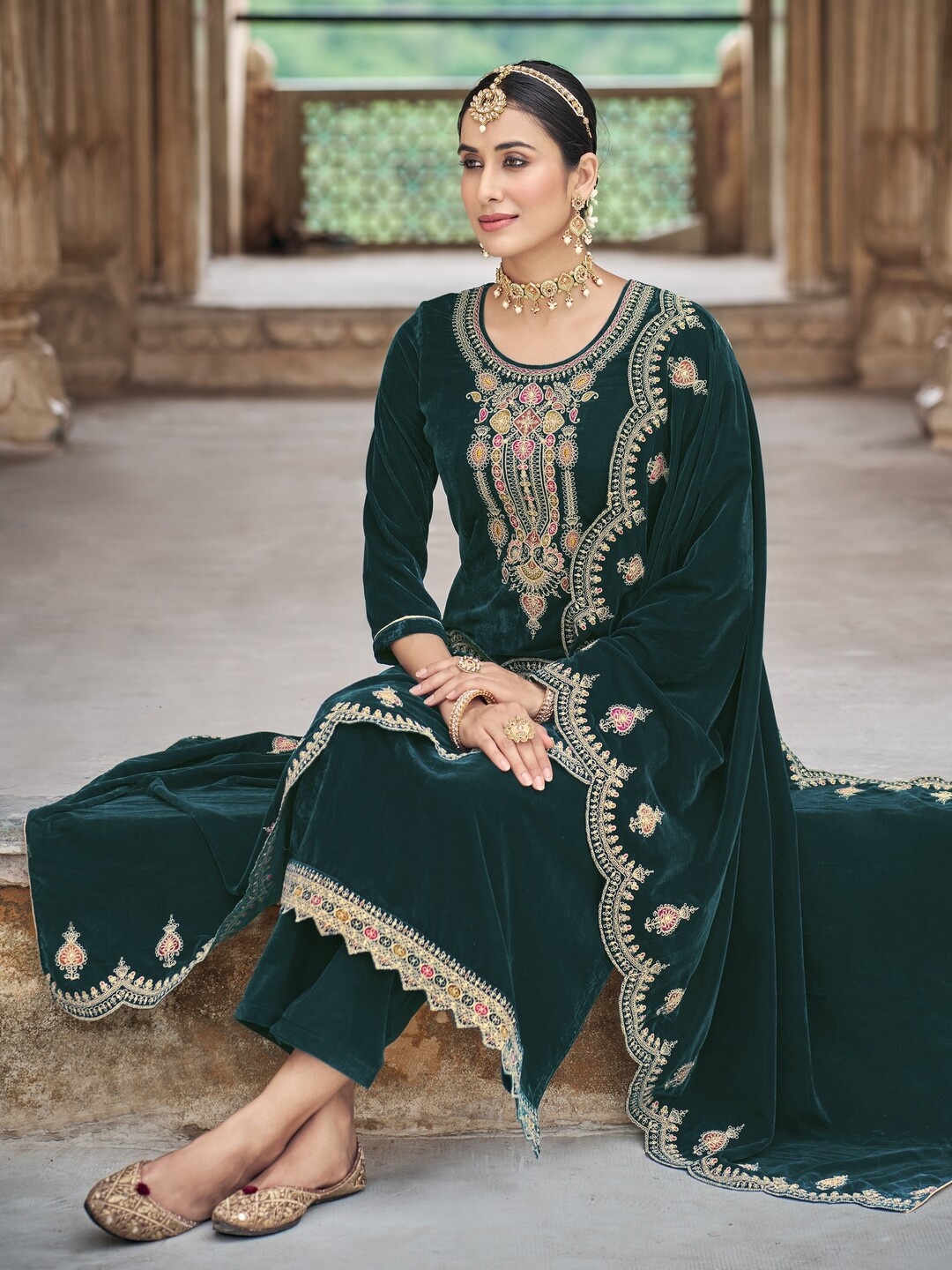 

DRAVINAM Trends Embroidered Velvet Unstitched Dress Material, Green