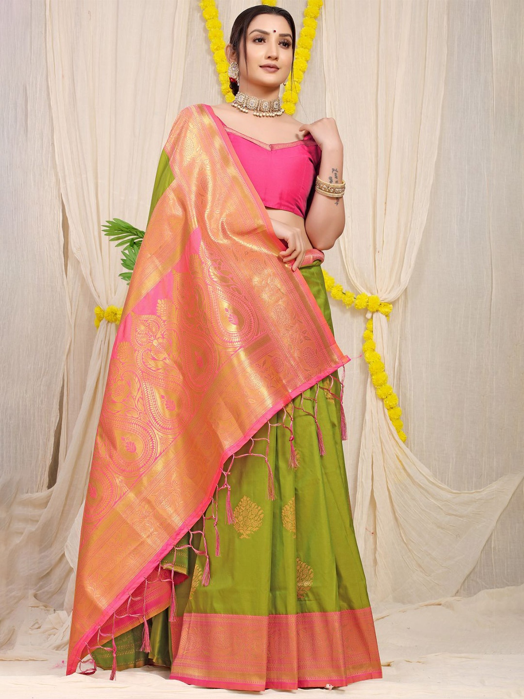 

amirat Woven Design Zari Pure Silk Banarasi Saree, Fluorescent green