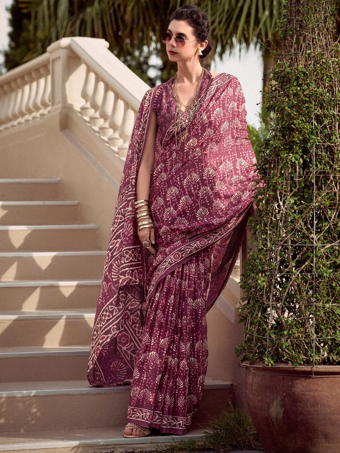 

Panzora Floral Printed Saree With Unstitched Blouse Piece, Burgundy