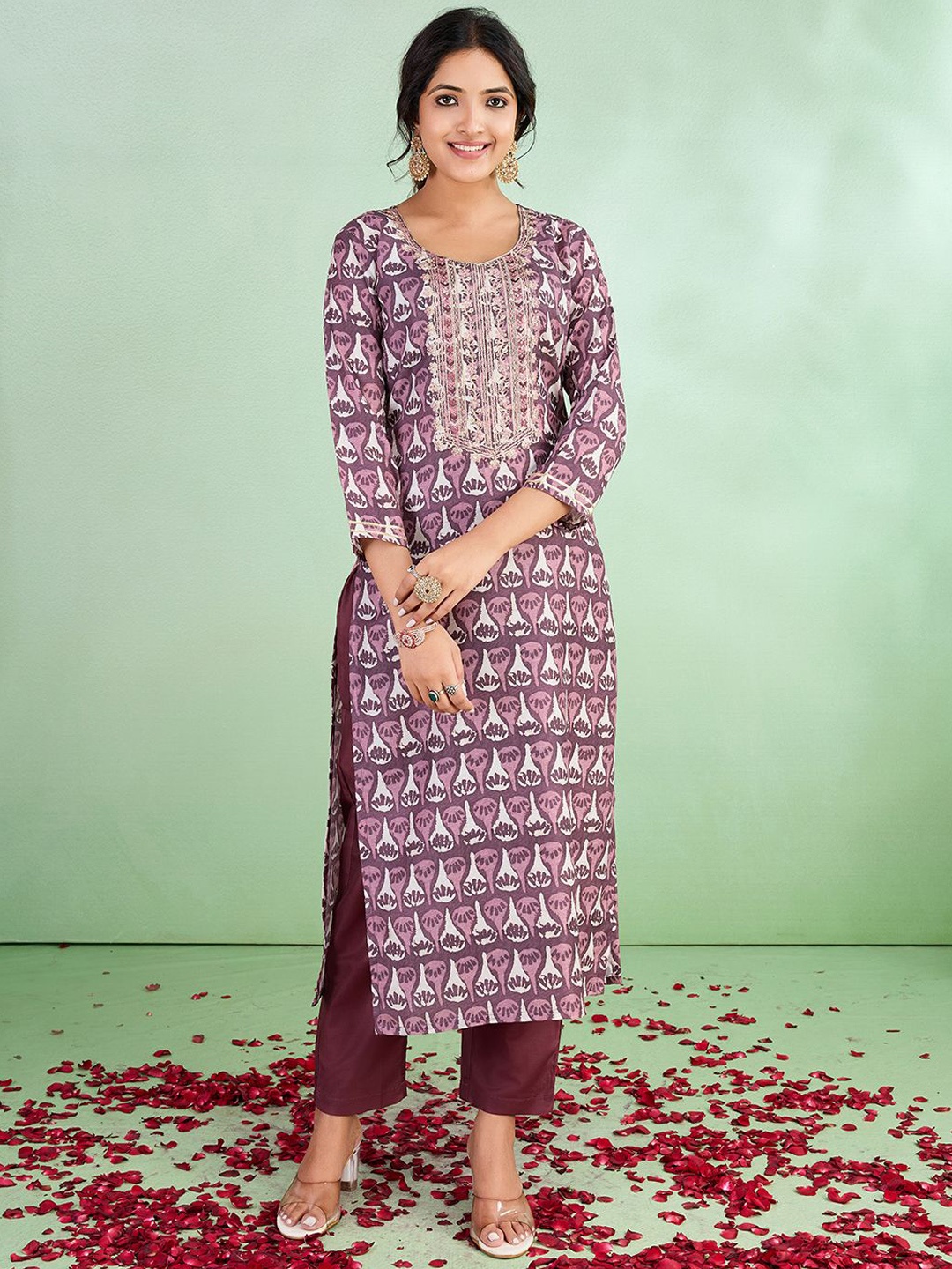 

SUAAC Floral Printed Embroidered Sweetheart Neck Straight Kurta, Purple