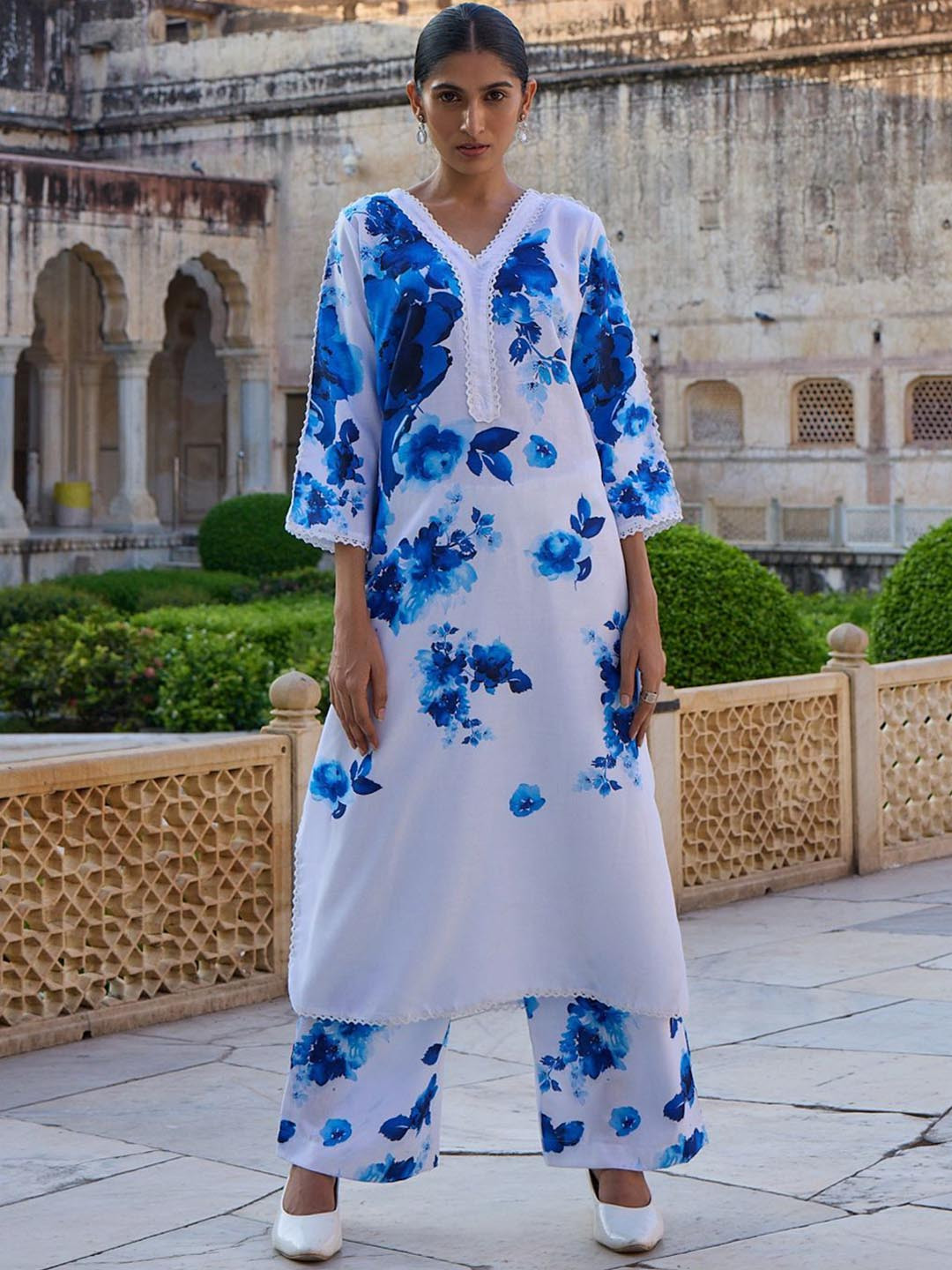 

VIRICA Women Floral Printed Regular Linen Kurta with Palazzos, Blue