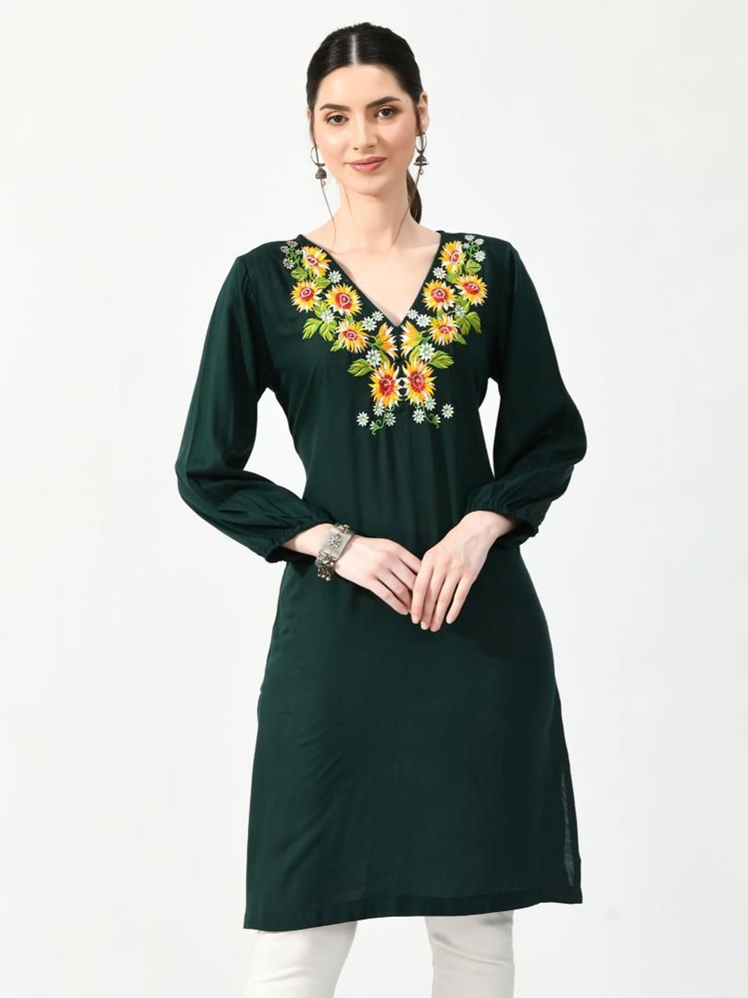 

VAAMII Women Floral Embroidered Thread Work Floral Kurta, Green