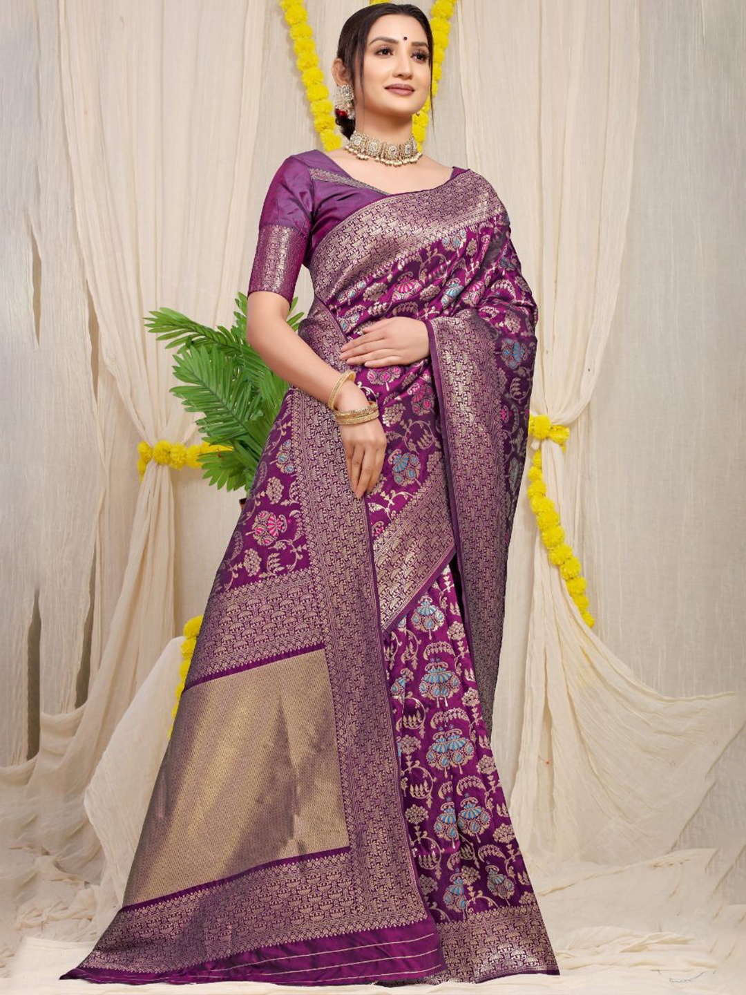 

amirat Woven Design Zari Pure Silk Banarasi Saree, Magenta