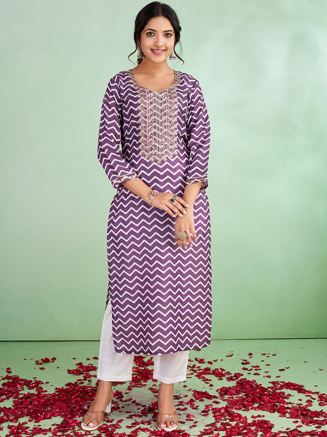 

SUAAC Chevron Printed Sweetheart Neck Zari Work Straight Kurta, Purple