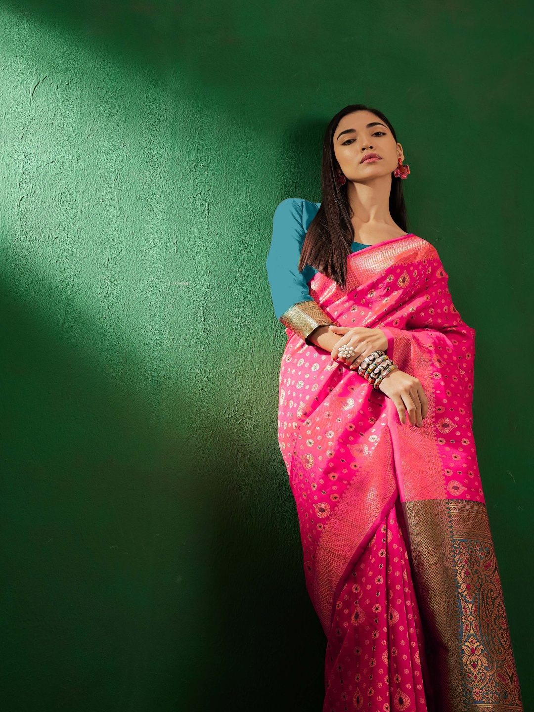

DEVATITHI Woven Design Zari Gajri Banarasi Silk Saree, Pink